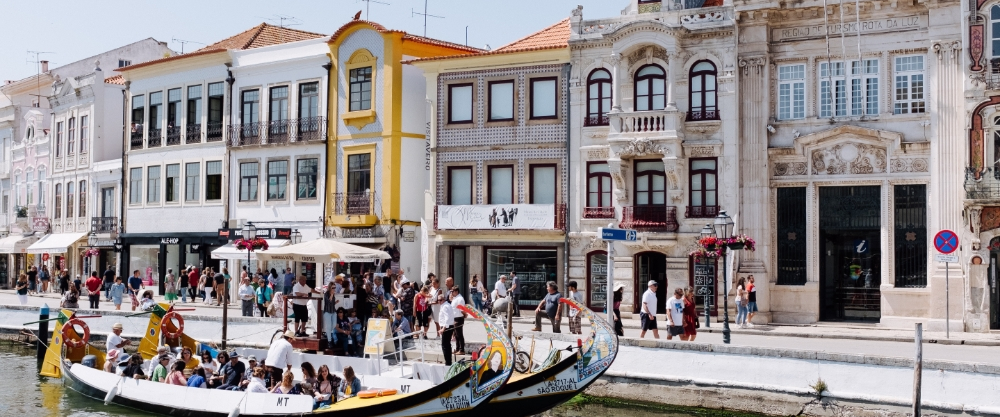 Edificios históricos típicos a orillas del Canal Central en Aveiro.